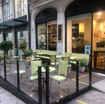 Une table de plats maison
